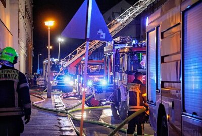 Flammen schlagen aus Chemnitzer Wohnung - Am Mittwochabend kam es zu einem Wohnungsbrand auf dem Sonnenberg in Chemnitz. Foto: Jan Härtel