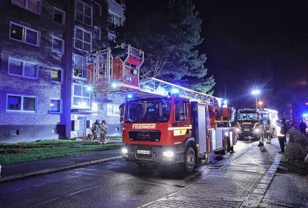 Flammen und dichter Rauch: Wohnungsbrand in Wilhelm-Lachnit-Straße - Um 21.50 Uhr kam es an der Wilheln-Lachnit-Straße zu einem Wohnungsbrand. Foto: Roland Halkasch