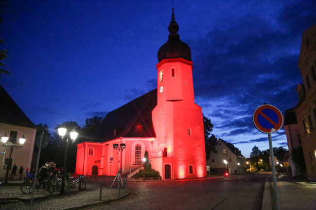Flammender Appell an die Politik auch in Olbernhau - Die Kirche in Olbernhau erstrahlte in rot. Foto: Kenny Langer