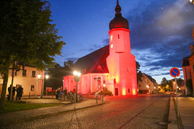 Flammender Appell an die Politik auch in Olbernhau - Die Kirche in Olbernhau erstrahlte in rot. Foto: Kenny Langer