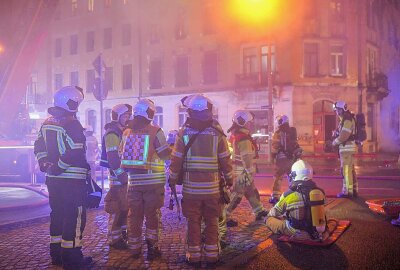 Flammeninferno in Dresdner Dachstuhl: Großeinsatz der Feuerwehr - Aufgrund eines Dachstuhlbrandes kam es zu einem Großeinsatz der Feuerwehr in Dresden. Foto: xcitepress/Finn Becker
