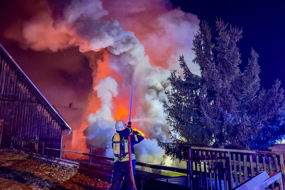 Flammeninferno in Zschorlau: Spendenaktion für Familie läuft - Feuerwehren kämpfen gegen Flammeninferno in Zschorlau.