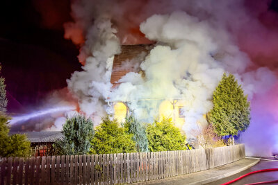 Flammeninferno in Zschorlau: Spendenaktion für Familie läuft - Feuerwehren kämpfen gegen Flammeninferno in Zschorlau.