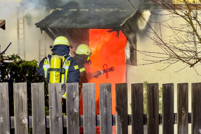 Flammeninferno in Zschorlau: Spendenaktion für Familie läuft - Brand in Holzhaus fordert drei Verletzte.