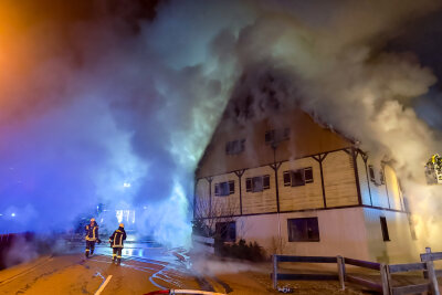 Flammeninferno in Zschorlau: Spendenaktion für Familie läuft - Brand in Holzhaus fordert drei Verletzte.