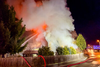 Flammeninferno in Zschorlau: Spendenaktion für Familie läuft - Kurz vor Mitternacht wurden die Feuerwehren alarmiert.