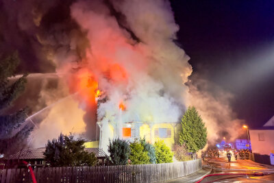 Flammeninferno in Zschorlau: Spendenaktion für Familie läuft - Kurz vor Mitternacht wurden die Feuerwehren alarmiert.