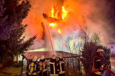 Flammeninferno in Zschorlau: Spendenaktion für Familie läuft - Die Bewohner retteten sich ins Freie.