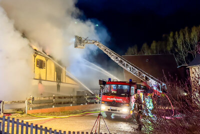 Flammeninferno in Zschorlau: Spendenaktion für Familie läuft - Die Bewohner retteten sich ins Freie.