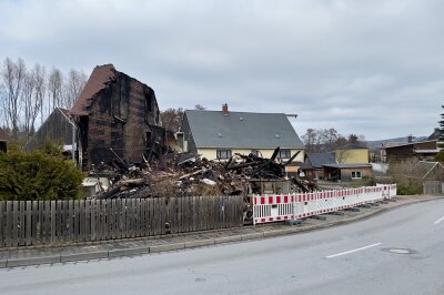 Die Ruinen des Hauses, einen Tag danach. Foto: Daniel Unger