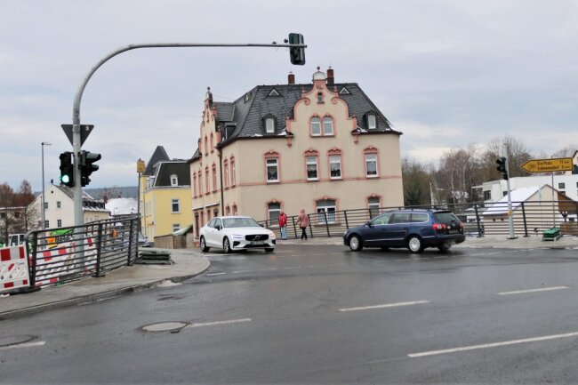 Nach fast zweijähriger Bauzeit ist in Flöha die neue Straßenbrücke über die Zschopau für den Verkehr frei gegeben worden. Foto: Knut Berger
