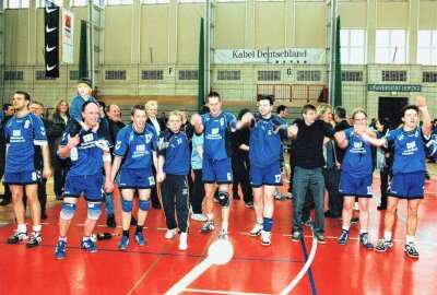 Flöha: Vor 20 Jahren groß gefeiert - Der VfB Flöha nach und vor dem Spiel gegen MoGoNo Foto: Lutz Braun/Archiv