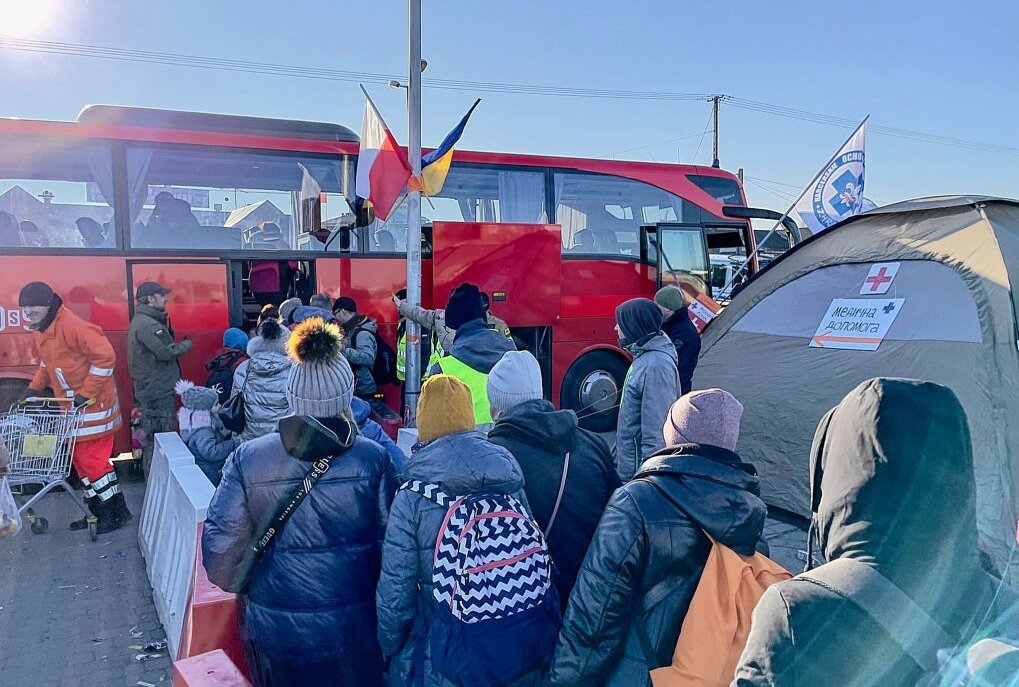 Flucht aus der Ukraine: Keine langen Wartezeiten mehr an polnischer Grenze - Die flüchtenden Menschen werden mit Bussen zu den Sammelstellen gefahren. Foto: Daniel Unger