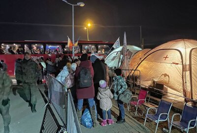 Flucht aus der Ukraine: Keine langen Wartezeiten mehr an polnischer Grenze - Die flüchtenden Menschen werden mit Bussen zu den Sammelstellen gefahren. Foto: Daniel Unger