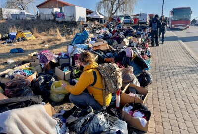 Flucht aus der Ukraine: Keine langen Wartezeiten mehr an polnischer Grenze - Helfer erwarten die Flüchtenden mit Kleidung. Foto: Daniel Unger