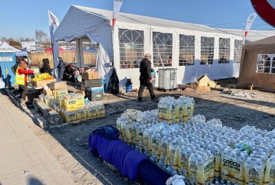 Flucht aus der Ukraine: Keine langen Wartezeiten mehr an polnischer Grenze - Helfer unterstützen mit Getränken. Foto: Daniel Unger