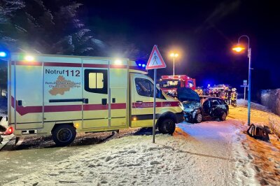 Flucht vor Polizei in Tannenberg endet tödlich - Auf der S260 kam es in der vergangenen Nacht zu einem tödlichen Verkehrsunfall. 