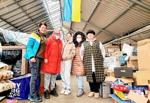 Raminta Kretschmann (l.) erhielt beim Verpacken Unterstützung von vier Frauen, die aus der Ukraine geflüchtet sind. Foto: Thomas Kretschmann