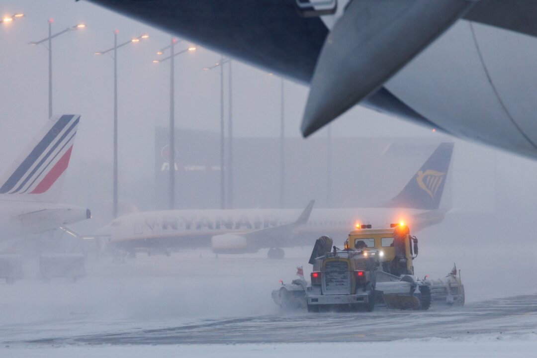 Flugprobleme durch Wintereinbruch - Das sind Ihre Rechte - Passagiere haben ein Recht auf Erstattungen oder Ersatzbeförderung, wenn ein Flug aufgrund von starkem Winterwetter ausfällt.
