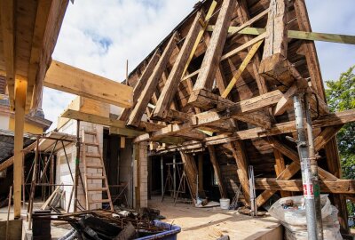 Fördermittel für die Fürstengruft übergeben - Der alte Dachstuhl wird mit neuen Teilen Balken ergänzt. Foto: Markus Pfeifer