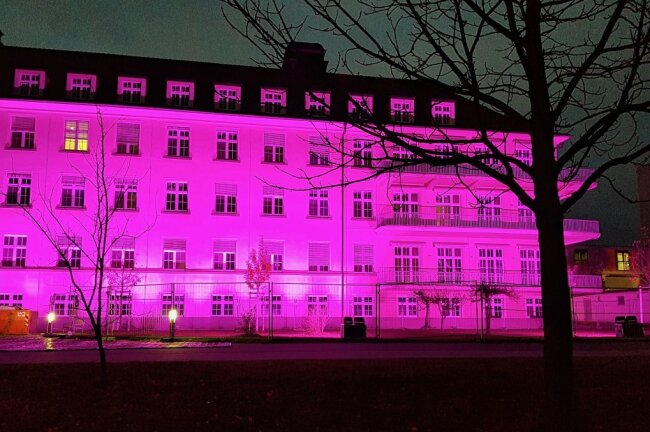 Ein Haus der Klinik für Kinder- und Jugendmedizin wurde in dieser Woche zum Welt-Frühgeborenen-Tag violett beleuchtet. Foto: Klinikum Chemnitz