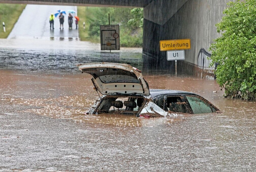 Folgenschwere Überschwemmungen in Meerane - Wolkenbruchartige Regenfälle in der Region bei Meerane. Die Autobahnunterführung der A4 zwischen Glauchau Höckendorf voll gesperrt werden.Foto: Andreas Kretschel