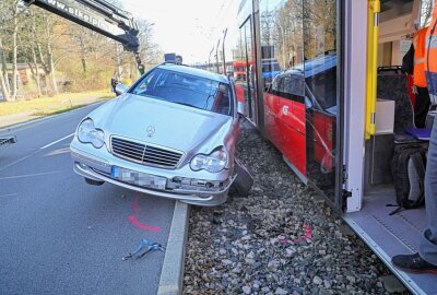 Folgenschwerer Unfall auf der Annaberger Straße zwischen Straßenbahn und PKW - Am Samstagmittag ereignete sich gegen 12:30 ein folgenschwerer Unfall auf der Annaberger Straße. Foto: Jan Haertel