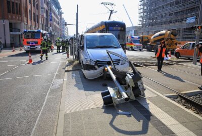 Folgenschwerer Verkehrsunfall in Leipzig - In Leipzig kam es zu einem schweren Unfall mit mehreren verletzten. Foto: Christian Grube