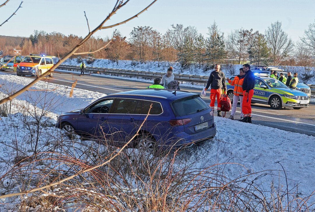 Folgeunfälle auf A4: Zwei Polizisten verletzt - Auf der A4 kam es zu einem Unfall. Foto: Andreas Kretschel