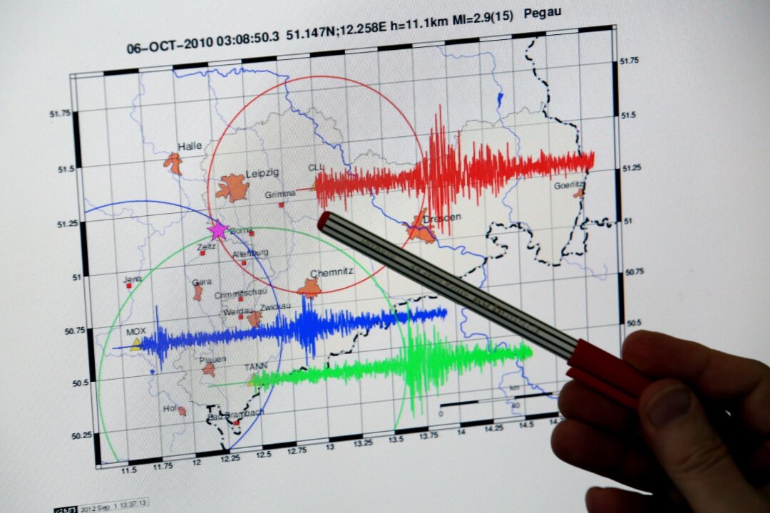 Forscher nutzen Überwachungsnetz für Erdbeben im Vogtland - Der Seismologe Siegfried Wendt vom Geophysikalischen Observatorium der Universität Leipzig zeigt die seismographischen Aufzeichnungen eines Erbebens bei Pegau (Sachsen) im Jahr 2010 im Observatorium auf dem Collm (Sachsen).
