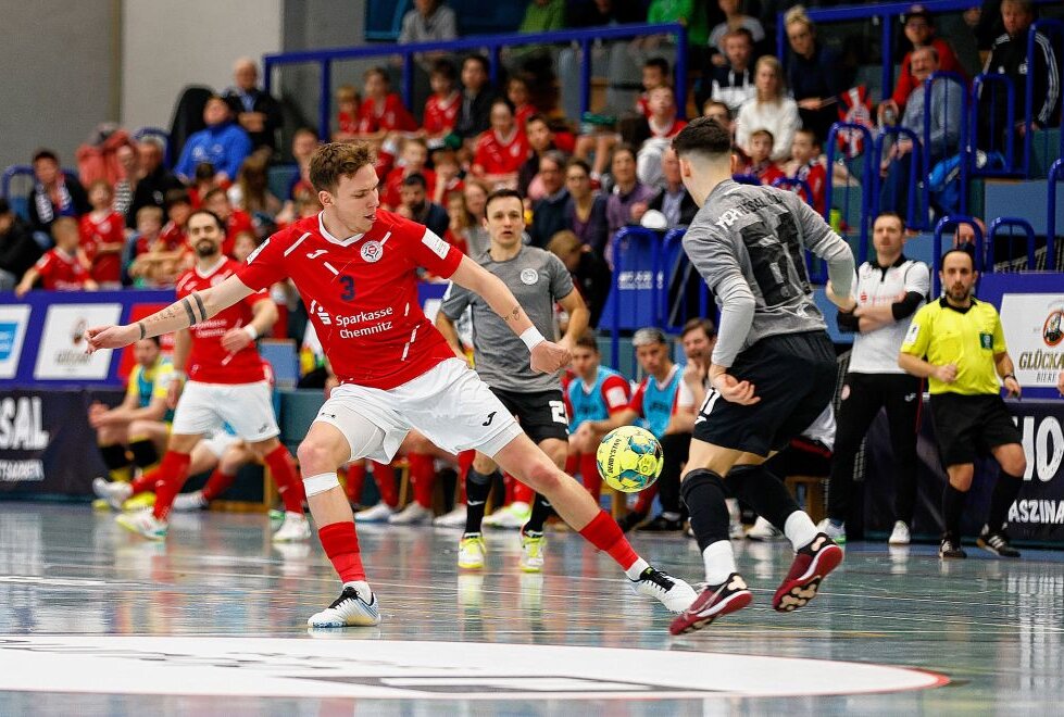 Fortuna Düsseldorf und Bayern München sind zu Gast - Daniel Klima (rot) will mit HOT 05 Futsal gegen Fortuna Düsseldorf gewinnen. Foto: Markus Pfeifer
