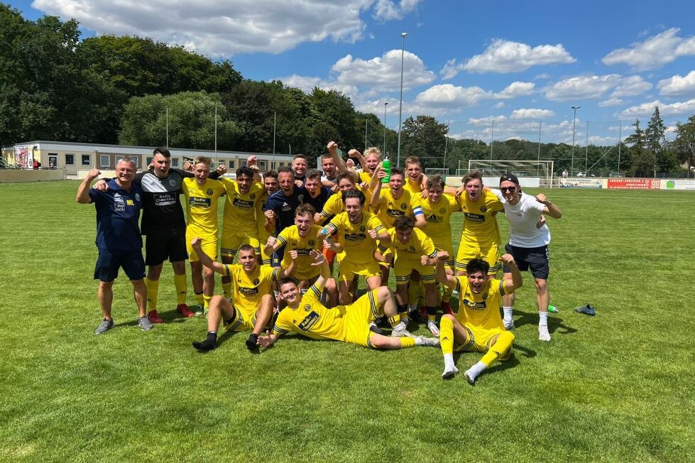 Fortunas A-Jugend steigt in die Regionalliga auf - Riesenjubel bei der A-Jugend von des VfB Fortuna Chemnitz nach dem Rückspiel in Dessau.