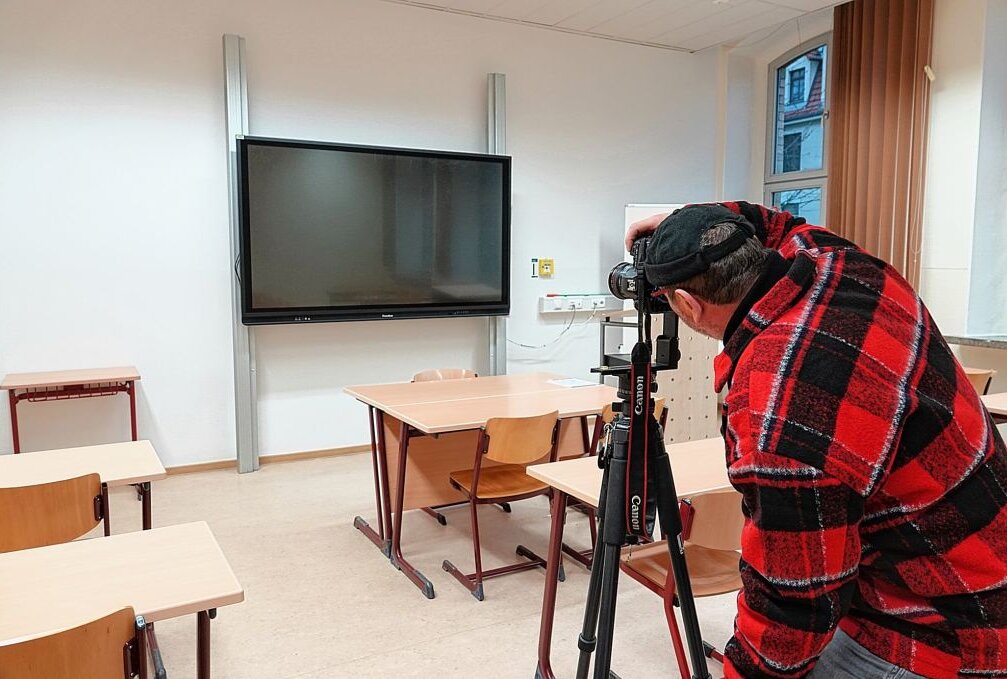 Fotograf erstellt für Werdauer Gymnasium einen virtuellen Rundgang - Mario Dudacy beim Aufnehmen der einzelnen Bilder, welche später zu einem 360 Grad-Panorama zusammengesetzt werden. Foto: Wigand Bender