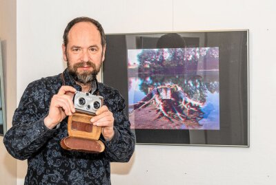 Fotograf zeigt Arbeiten mit historischen Kameras - Fotograf Arnolt Ungeraten zeigt eine historische 3D-Kamera in seiner Ausstellung "Photographie" in der Dorfgalerie Auerswalde. Foto: Ralf Jerke