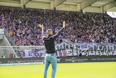 Franco Schädlich: Fans feiern in "Trauerspiel" Auer Eigengewächs - Dimitrij Nazarov bedankt sich of dem Spiel bei den Fans. Foto: Alexander Gerber