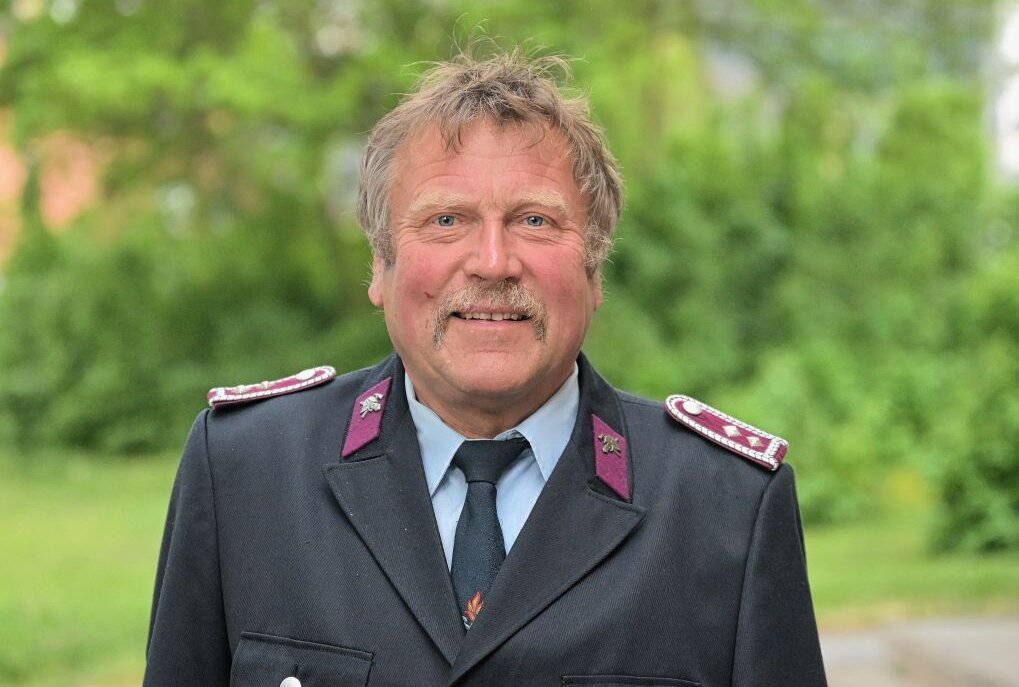 Frank Auerswald ist für 50 Jahre Zugehörigkeit bei der Feuerwehr ausgezeichnet worden. Foto: Ralf Wendland