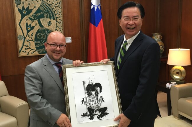 Frank Müller-Rosentritt knüpft Kontakte in Taiwan für Sachsens Unternehmen - Frank Müller-Rosentritt mit Taiwans Außenminister Dr. Joseph Wu.