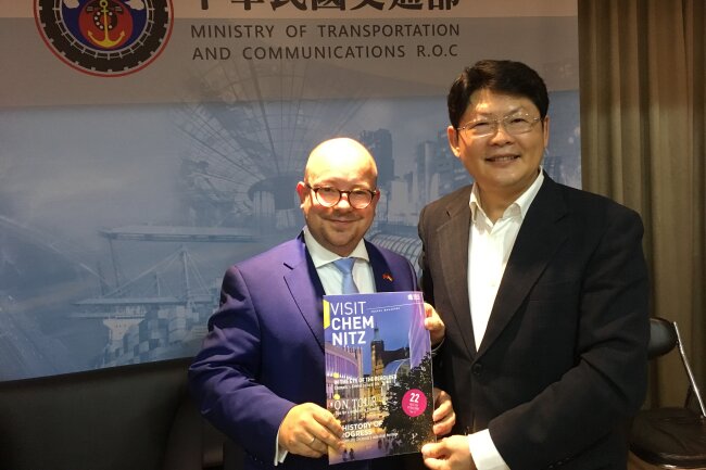 Frank Müller-Rosentritt mit Taiwans Vizeminister für Infrastruktur und Telekommunikation.