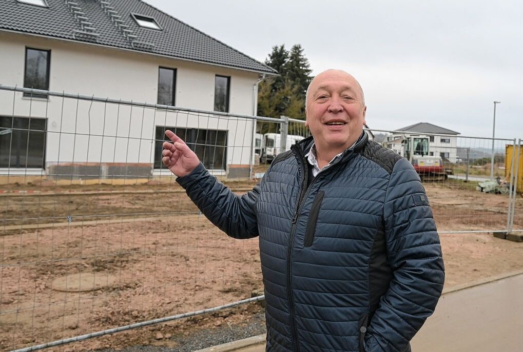 Frank Schleußner - hier im Wohngebiet an der Ringstraße in Lößnitz- ist er in den Ruhestand verabschiedet worden. Foto: Ralf Wendland
