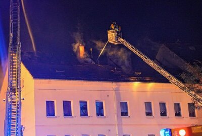 Frankenberg: Schlimmer Dachstuhlbrand - Mehrere Personen verletzt - Mittwochabend brannte das Dach eines Mehrfamilienhauses licherloh. Foto: Jan Härtel