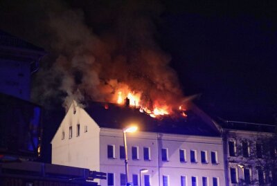 Frankenberg: Schlimmer Dachstuhlbrand - Mehrere Personen verletzt - Mittwochabend brannte das Dach eines Mehrfamilienhauses licherloh. Foto: Foto: Erik Frank Hoffmann
