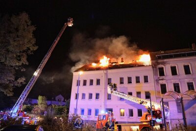 Frankenberg: Schlimmer Dachstuhlbrand - Mehrere Personen verletzt - Mittwochabend brannte das Dach eines Mehrfamilienhauses licherloh. Foto: Erik Frank Hoffmann