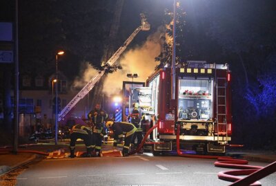 Frankenberg: Schlimmer Dachstuhlbrand - Mehrere Personen verletzt - Mittwochabend brannte das Dach eines Mehrfamilienhauses licherloh. Foto: Erik Frank Hoffmann