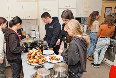 Französische Schüler lernen Rochlitz kennen - In der Küche wurden die Brotscheiben mit Olivenöl geröstet und die Kartoffelsuppe gekocht. Foto: Andrea Funke