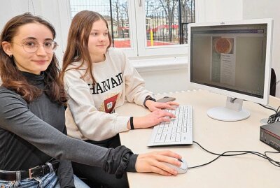 Französische Schüler lernen Rochlitz kennen - Ninon (l.) und Sophia erstellen gemeinsam ein Rezept am Computer für das deutsch-französische Kochbuch. Foto: Andrea Funke