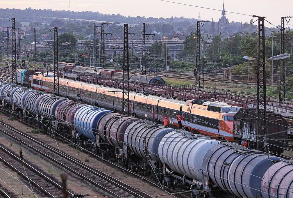 Gestern Abend war auf dem Güterbahnhof Dresden-Friedrichstadt ein besonderer Zug zu sehen. Es handelte sich um den französischen Hochgeschwindigkeitszug TGV. Foto: Roland Halkasch