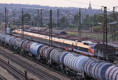 Französischer Hochgeschwindigkeitszug TGV in Dresden - Gestern Abend war auf dem Güterbahnhof Dresden-Friedrichstadt ein besonderer Zug zu sehen. Es handelte sich um den französischen Hochgeschwindigkeitszug TGV. Foto: Roland Halkasch
