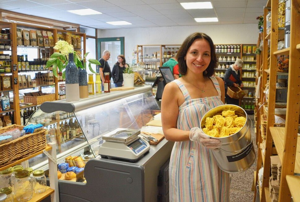 "Frassgusch" sorgt jetzt auch in Zschopau für gesunde Ernährung - Im neuen Zschopauer Laden präsentiert Linda Heinze einige der Produkte. Foto: Andreas Bauer