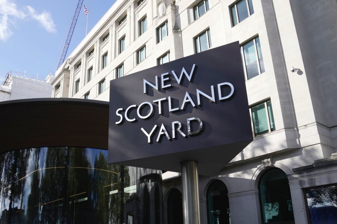 Frau in London mitten am Tag erstochen - Das Schild von New Scotland Yard, dem Hauptsitz der Londoner Metropolitan Police. In London ist eine Frau mitten am Tag erstochen worden (Symbolbild).