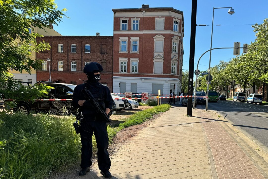 Frau in Magdeburg angeschossen - Polizeieinsatz läuft - Polizisten sind im Süden von Madgeburg im Einsatz.